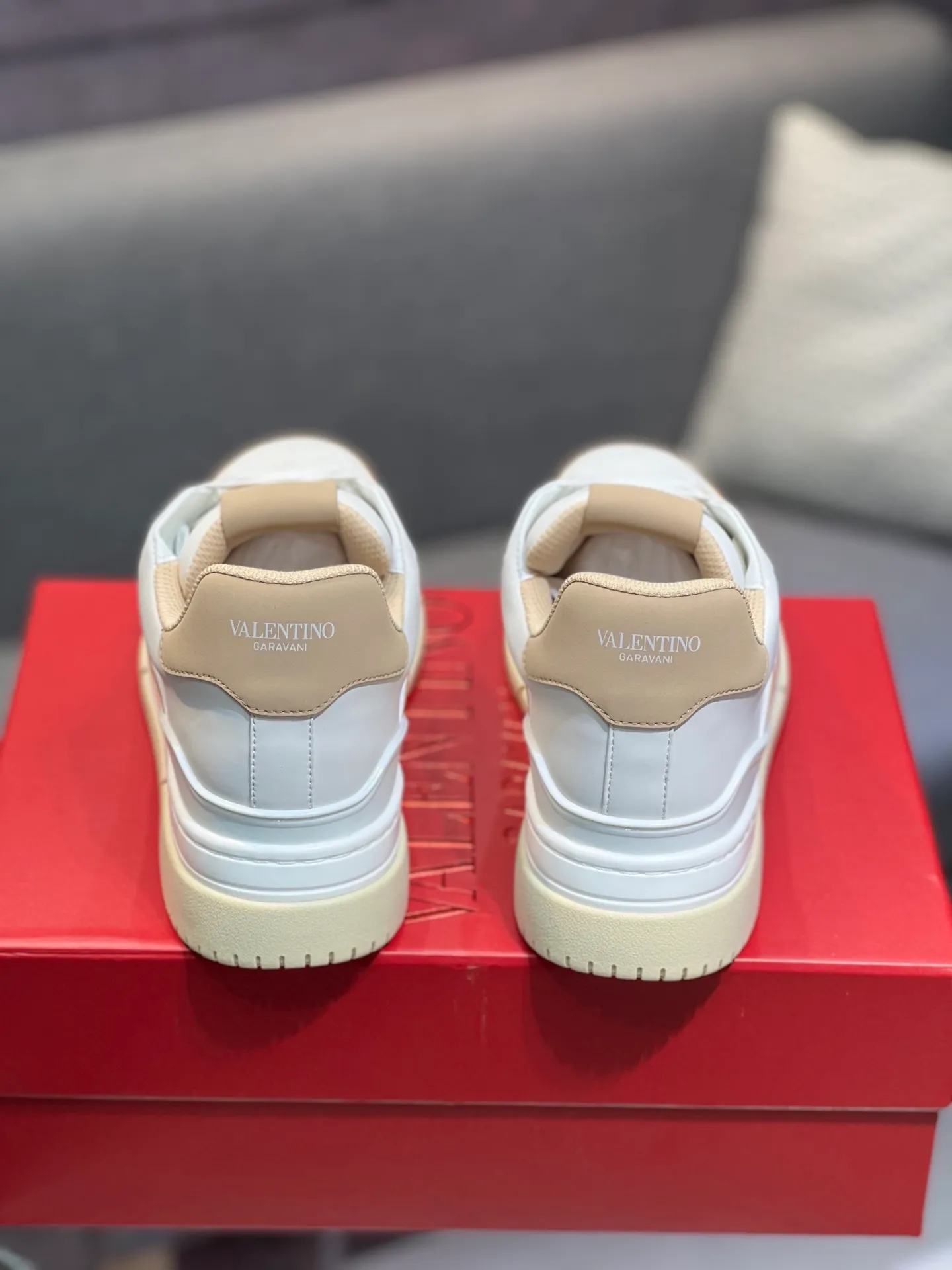 Men's Men's Shoes 💰660 Valentino 2023 early autumn new star shoes are now online! Wang Hedi and Ren Jialun have been worn by many celebrities. Who can refuse the same couple shoes as Wang Hedi! The design of Stars Stab My Heart is cool and spicy. The material of the shoes is cowhide, and every color is beautiful! Size 35-40, men’s size 39-44 (women’s 41, men’s 38, 45🉑️customized)